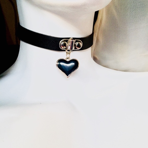 Black Faux Leather Choker w/Heart Pendant - Picture 4 of 4